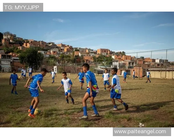 在绿茵场上追逐梦想爱上足球的激情与坚持